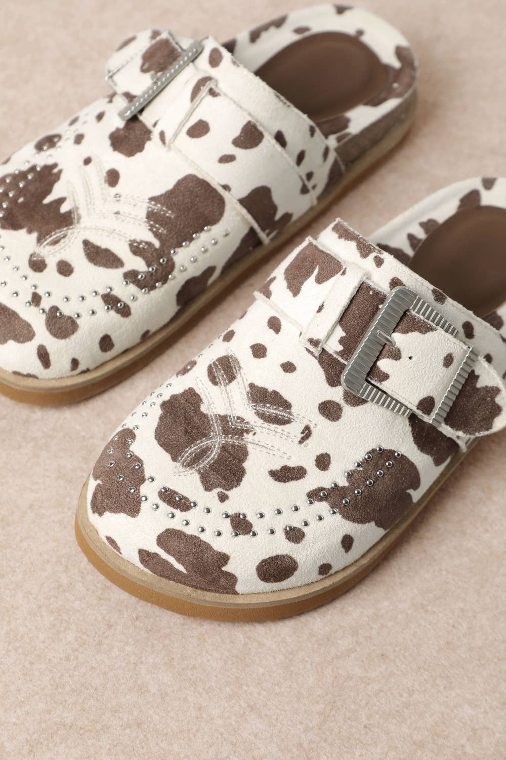 JOSEPHINE WESTERN-INSPIRED CLOSED-TOE CLOG SANDALS: CAMEL