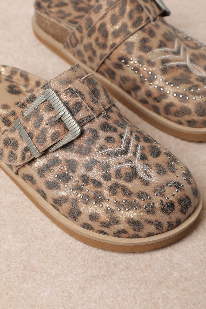 JOSEPHINE WESTERN-INSPIRED CLOSED-TOE CLOG SANDALS: CAMEL