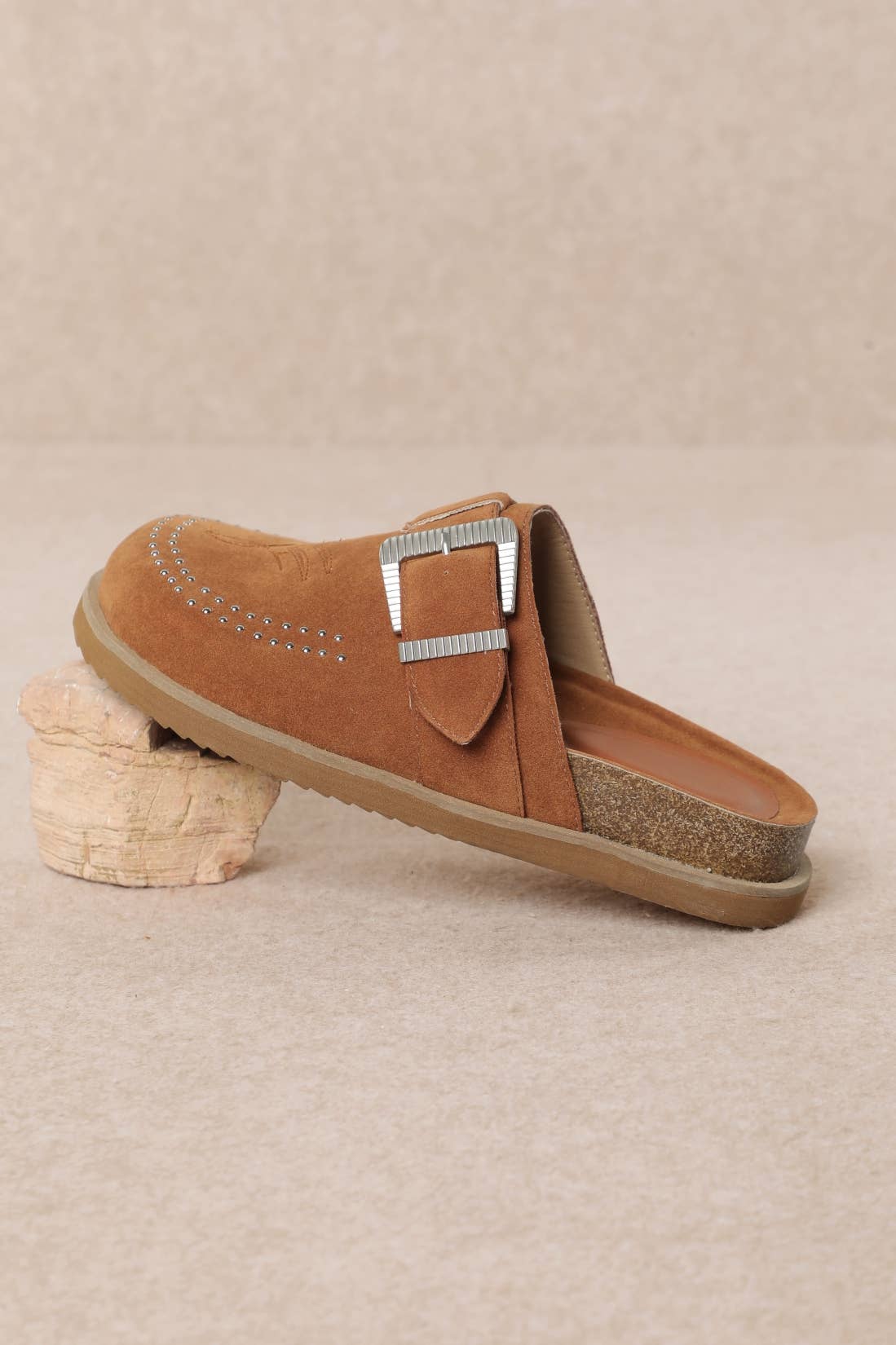 JOSEPHINE WESTERN-INSPIRED CLOSED-TOE CLOG SANDALS: CAMEL