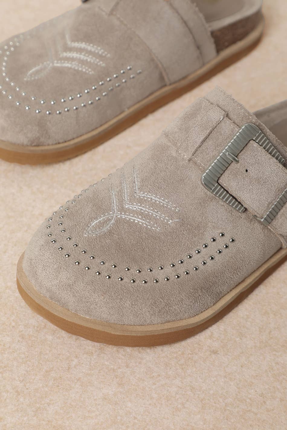 JOSEPHINE WESTERN-INSPIRED CLOSED-TOE CLOG SANDALS: CAMEL