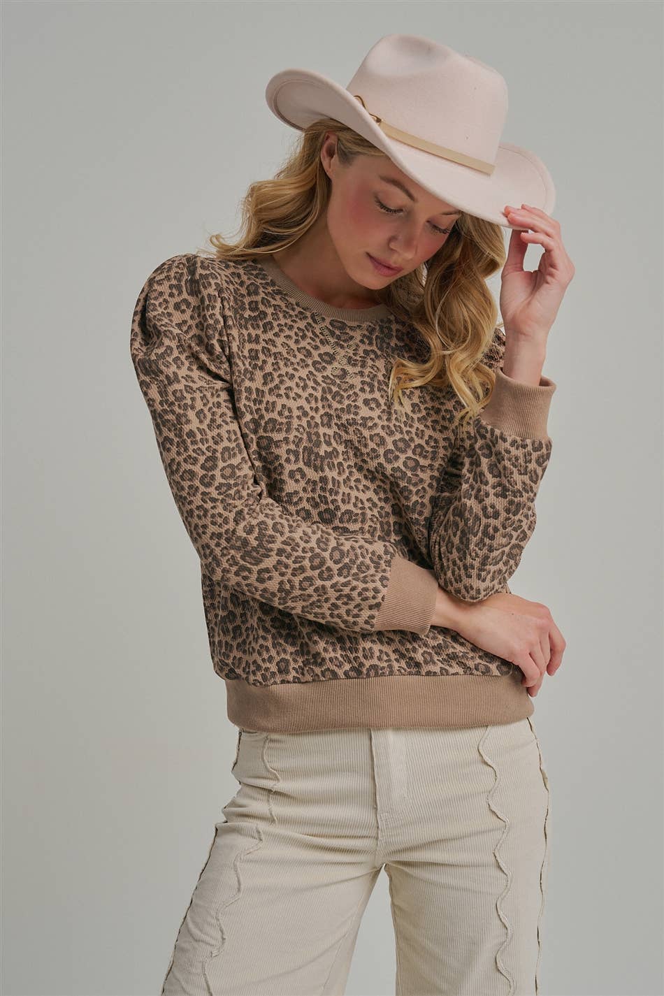 TEXTURED LEOPARD KNIT TOP WITH PUFF SHOULDER_JLT00331-01: LEOPARD / S-M-L(2-2-2)