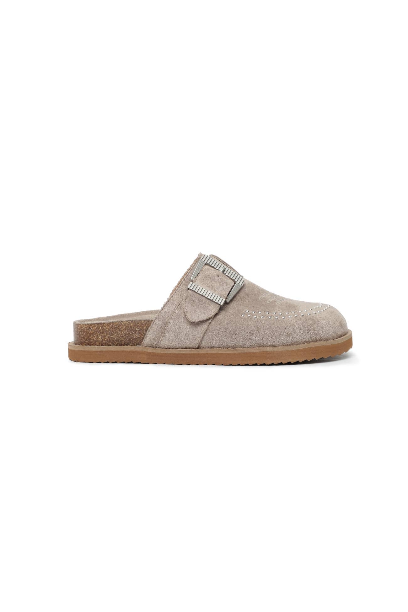 JOSEPHINE WESTERN-INSPIRED CLOSED-TOE CLOG SANDALS: CAMEL