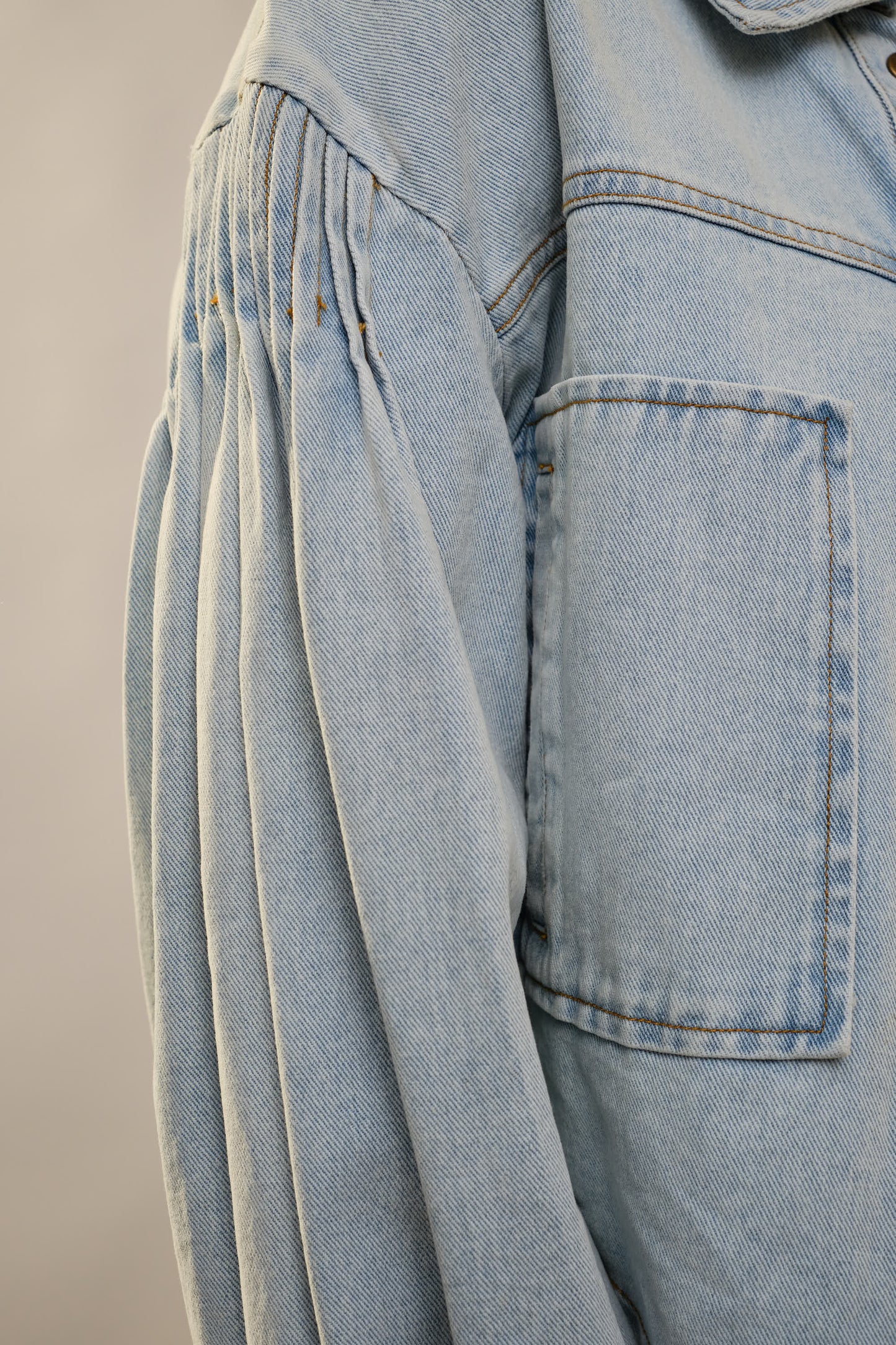 Pintucks Detail Puff Sleeve Cropped Denim Jacket: LIGHT WASH