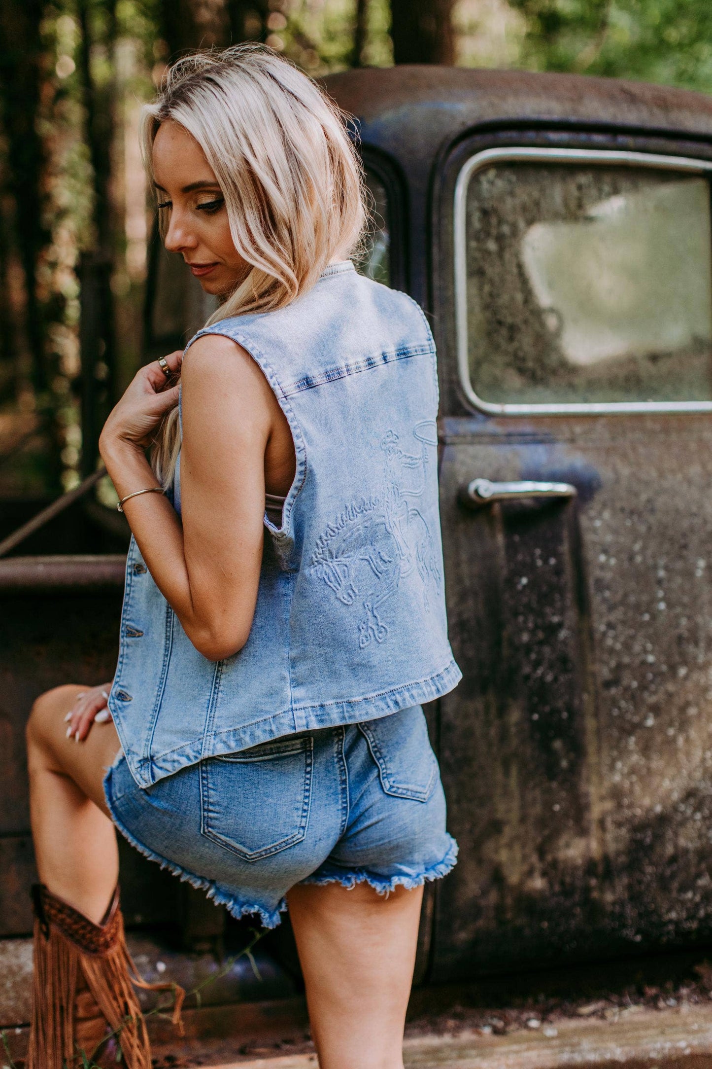 MK411 Sterling Embossed Denim Vest -Light Wash: Denim / S