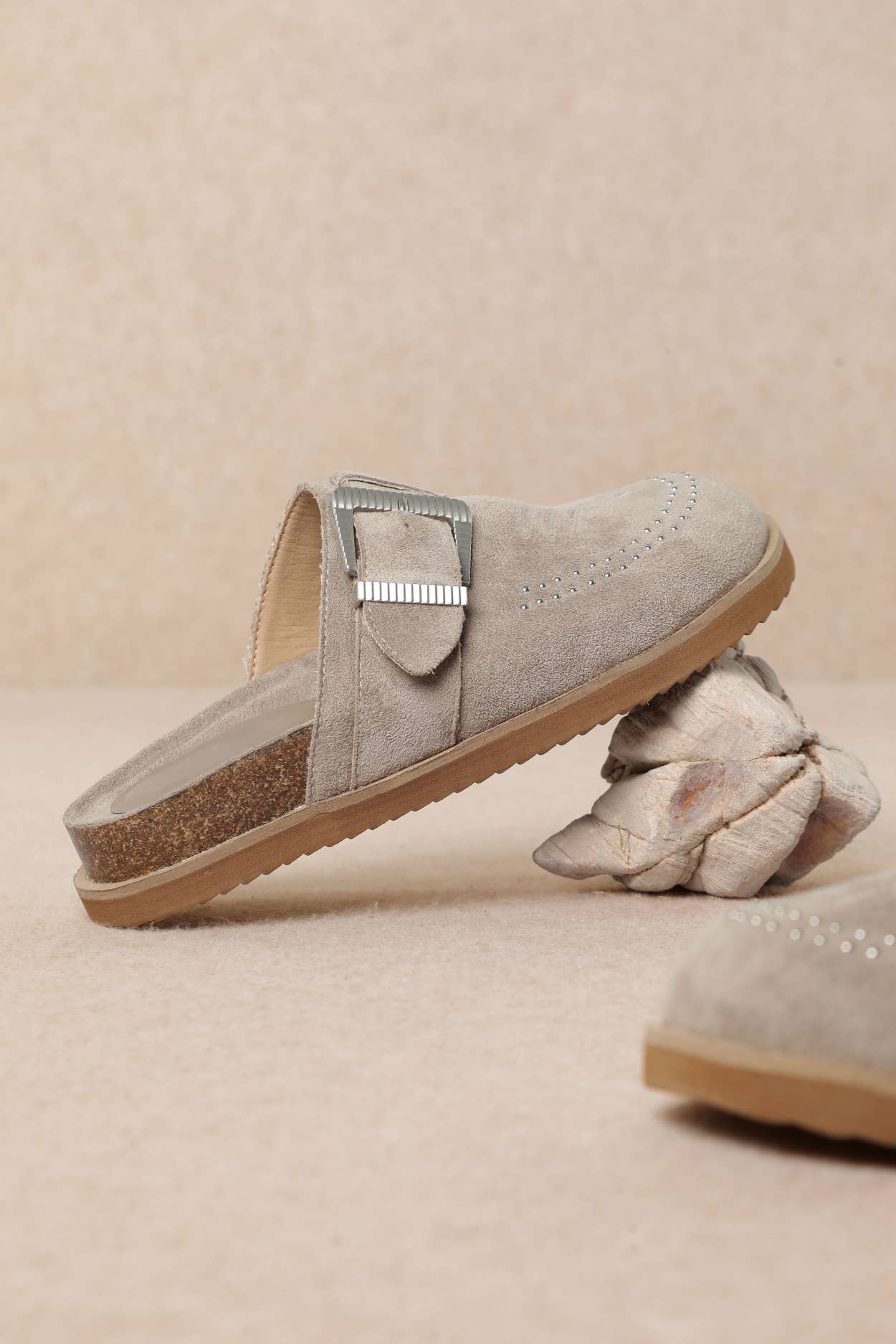 JOSEPHINE WESTERN-INSPIRED CLOSED-TOE CLOG SANDALS: CAMEL
