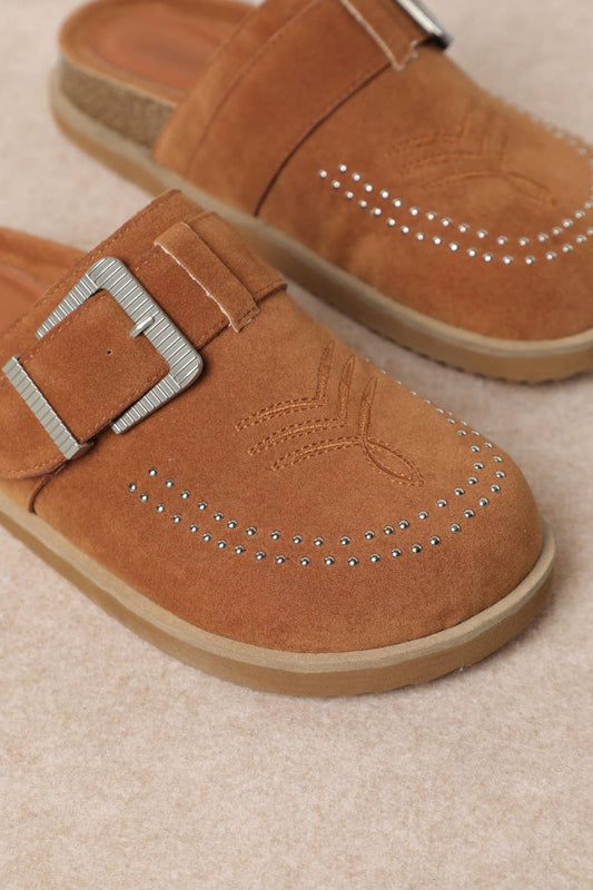 JOSEPHINE WESTERN-INSPIRED CLOSED-TOE CLOG SANDALS: CAMEL