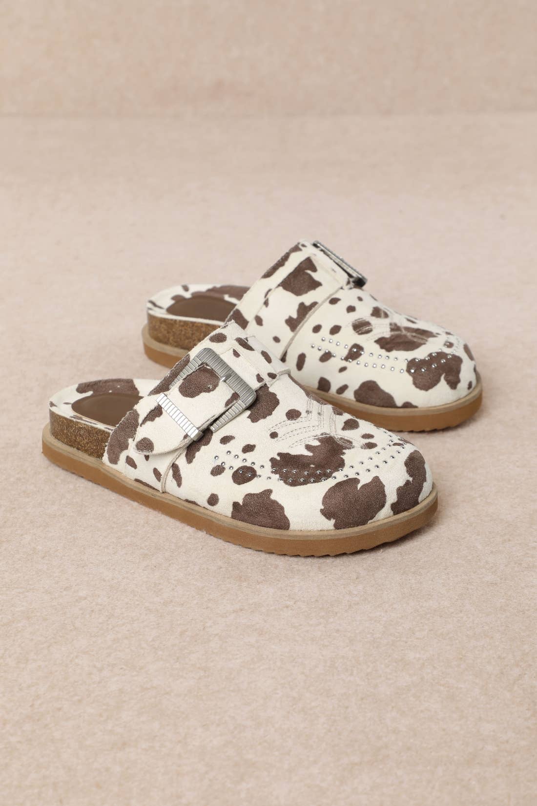 JOSEPHINE WESTERN-INSPIRED CLOSED-TOE CLOG SANDALS: CAMEL