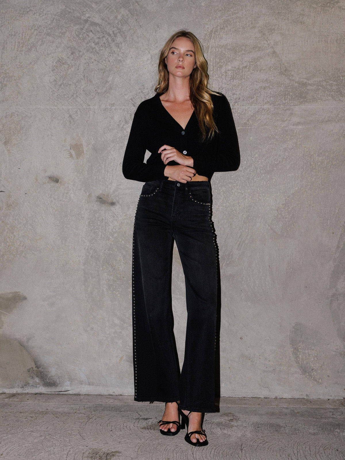 HIGH RISE SILVER DOME NAIL HEAD DETAIL WIDE JEANS V3712BK: Black / 25