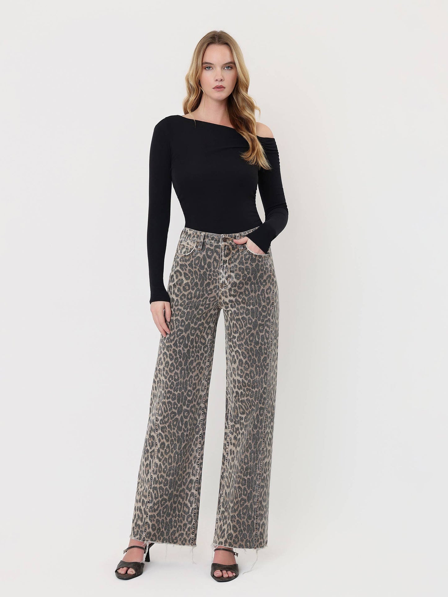HIGH RISE SIDE SEAM DETAIL LEOPARD WIDE LEG JEANS F9190LPD: LEOPARD / 30