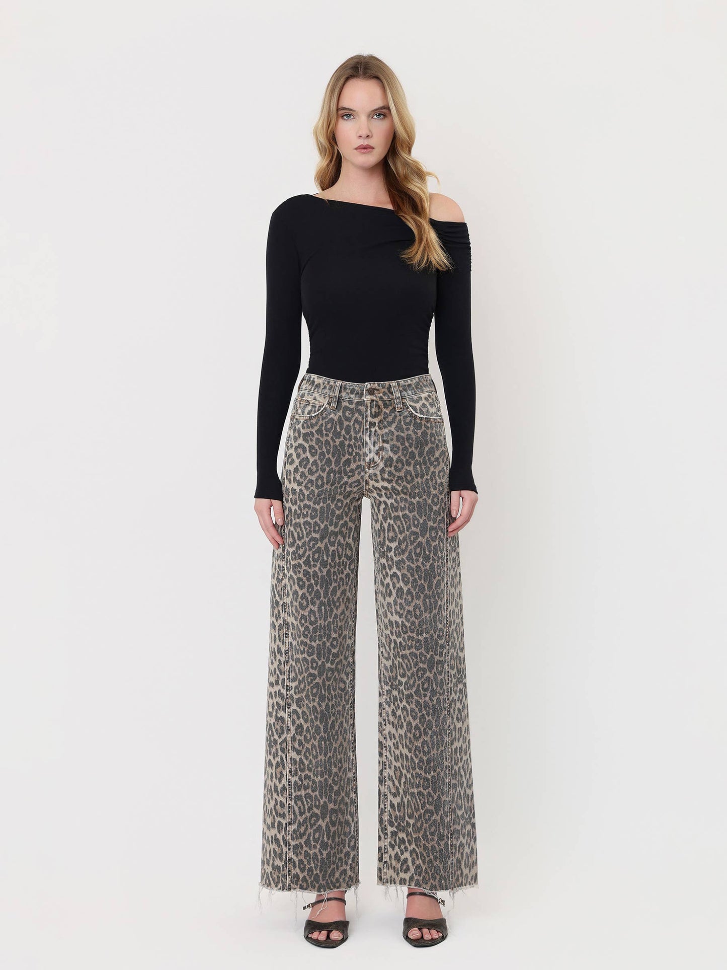 HIGH RISE SIDE SEAM DETAIL LEOPARD WIDE LEG JEANS F9190LPD: LEOPARD / 29
