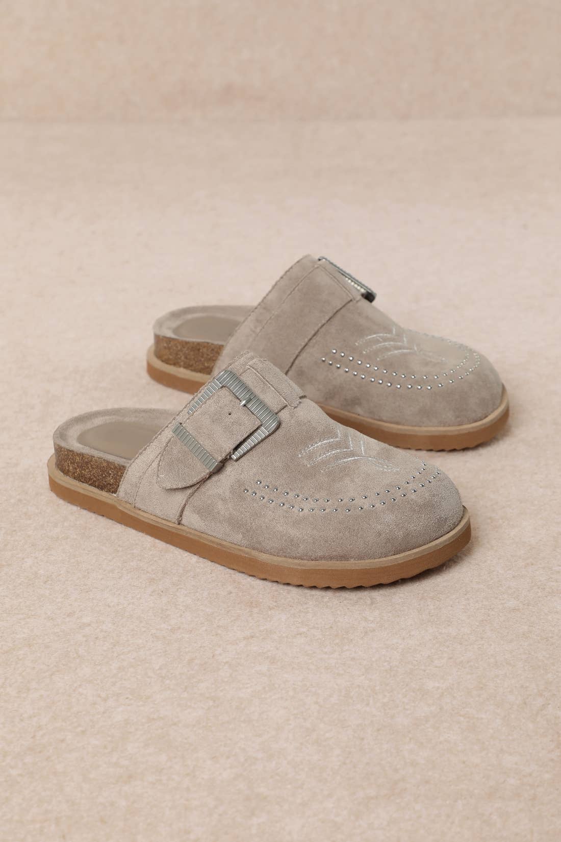 JOSEPHINE WESTERN-INSPIRED CLOSED-TOE CLOG SANDALS: CAMEL