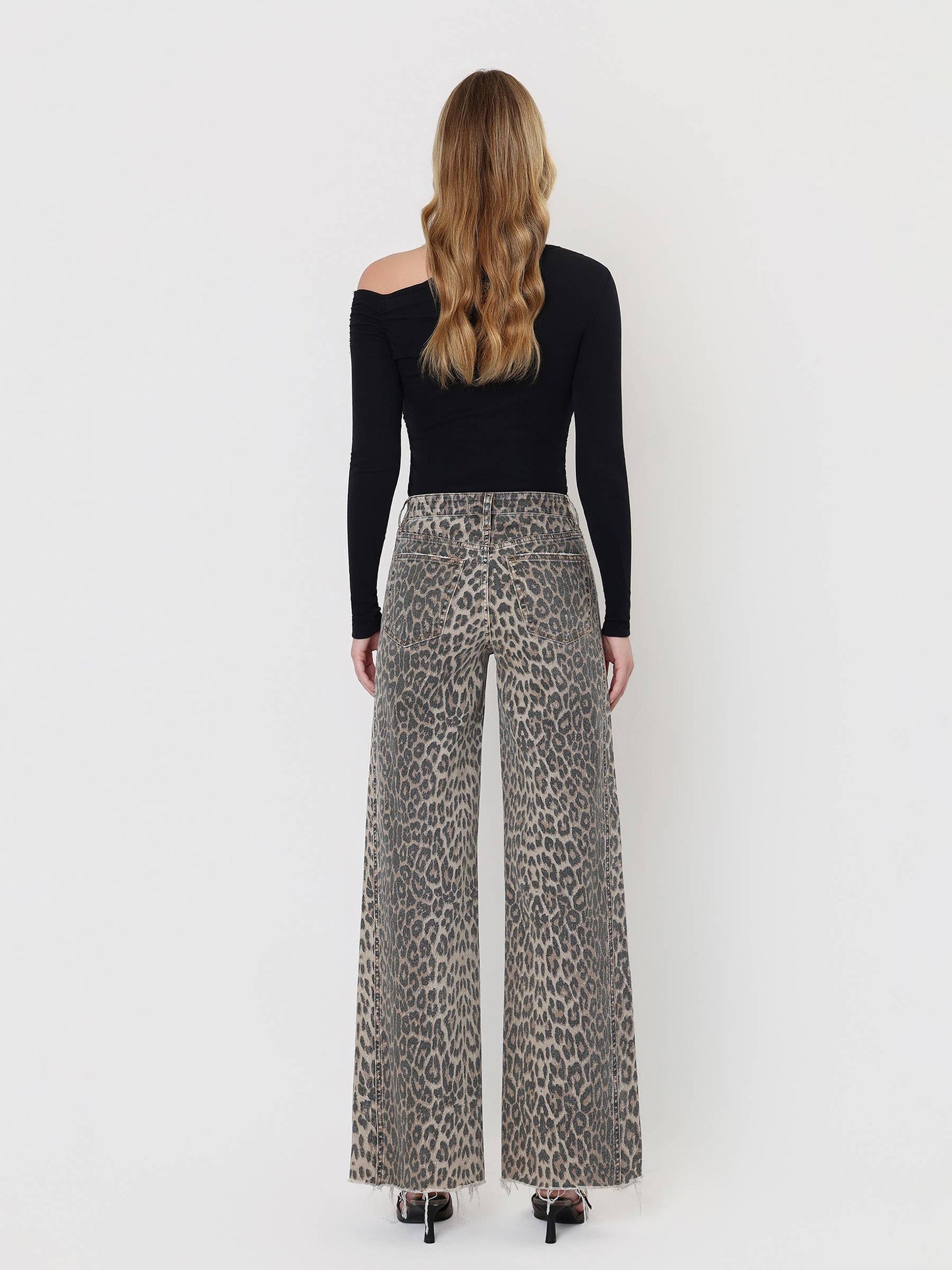 HIGH RISE SIDE SEAM DETAIL LEOPARD WIDE LEG JEANS F9190LPD: LEOPARD / 28