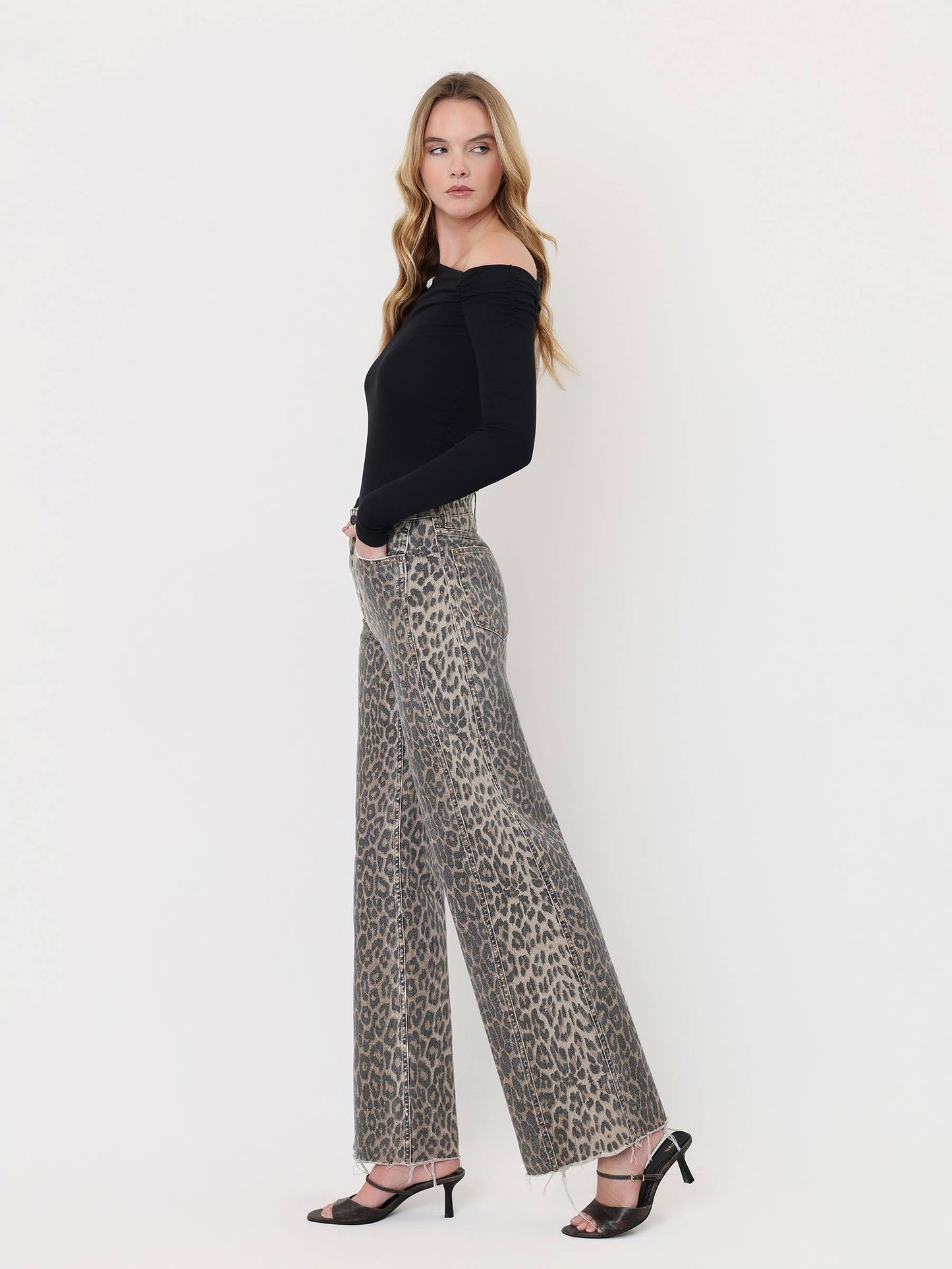 HIGH RISE SIDE SEAM DETAIL LEOPARD WIDE LEG JEANS F9190LPD: LEOPARD / 24