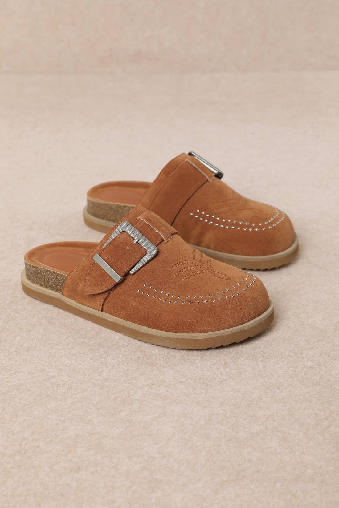 JOSEPHINE WESTERN-INSPIRED CLOSED-TOE CLOG SANDALS: CAMEL