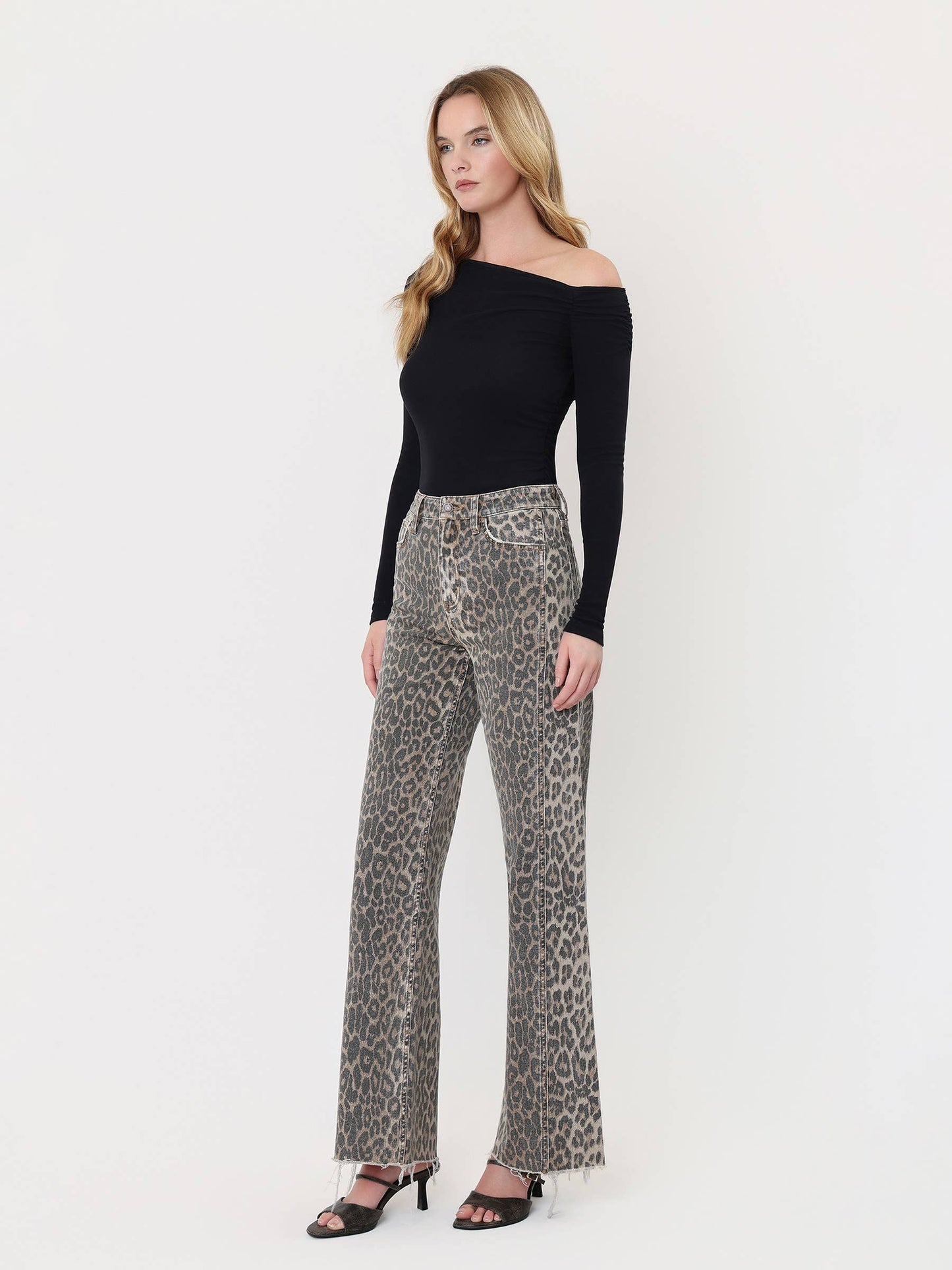 HIGH RISE SIDE SEAM DETAIL LEOPARD WIDE LEG JEANS F9190LPD: LEOPARD / 27