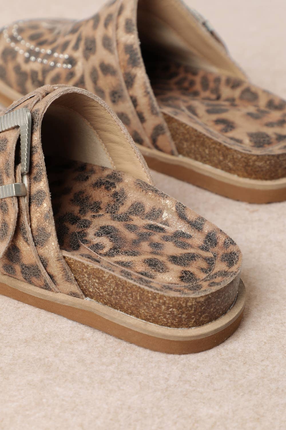 JOSEPHINE WESTERN-INSPIRED CLOSED-TOE CLOG SANDALS: CAMEL