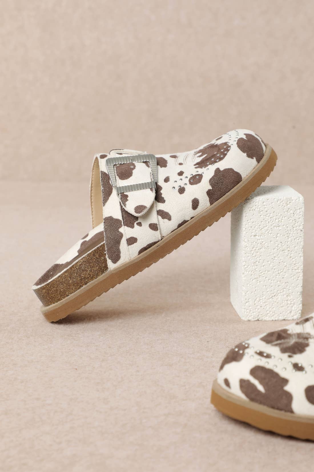 JOSEPHINE WESTERN-INSPIRED CLOSED-TOE CLOG SANDALS: CAMEL