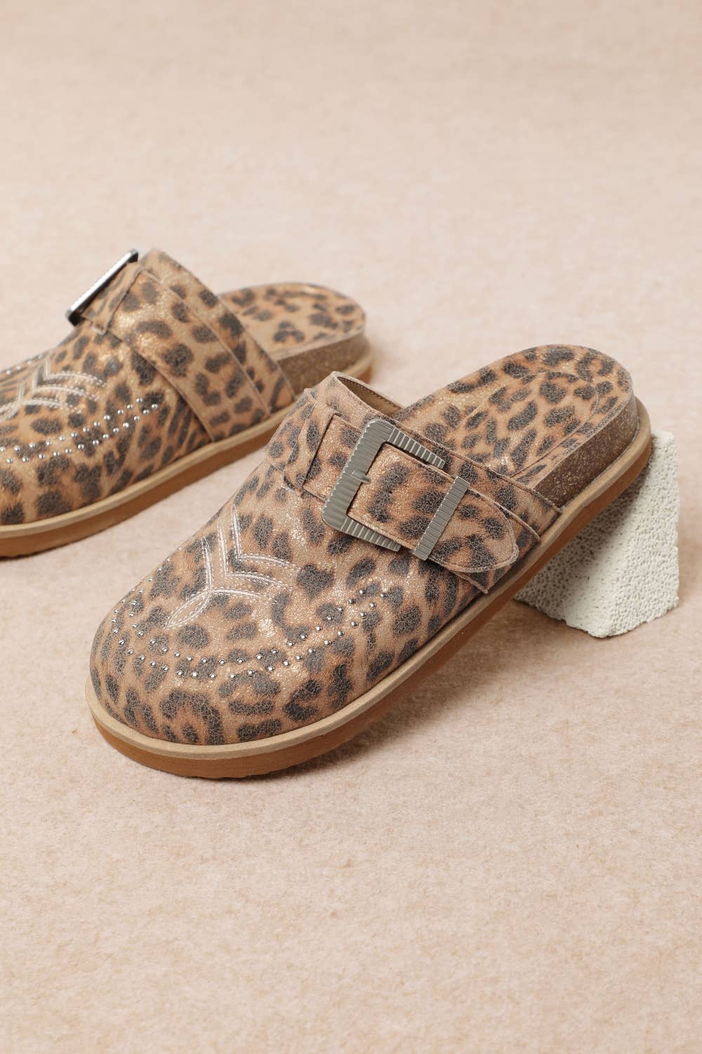 JOSEPHINE WESTERN-INSPIRED CLOSED-TOE CLOG SANDALS: CAMEL