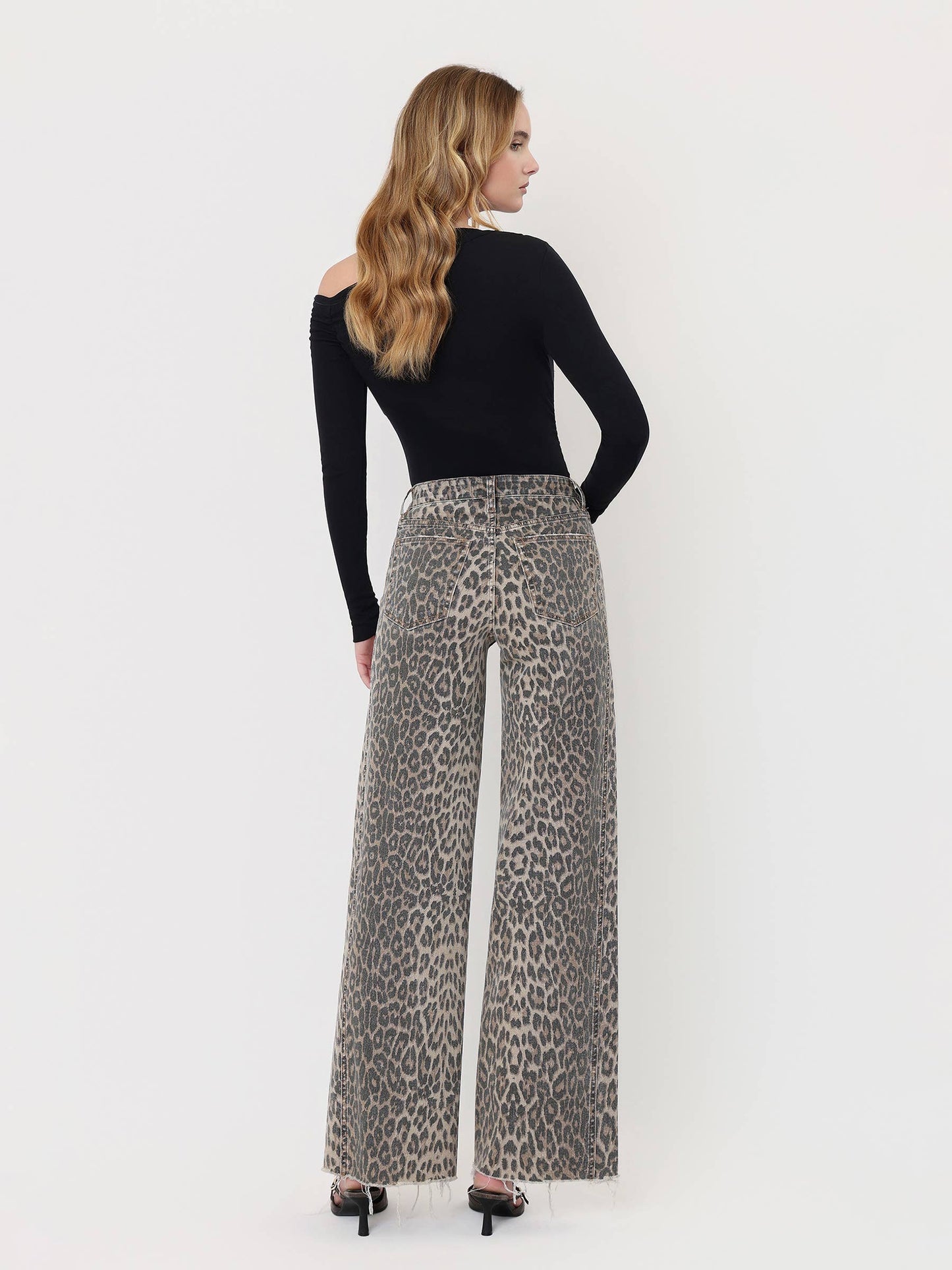 HIGH RISE SIDE SEAM DETAIL LEOPARD WIDE LEG JEANS F9190LPD: LEOPARD / 25