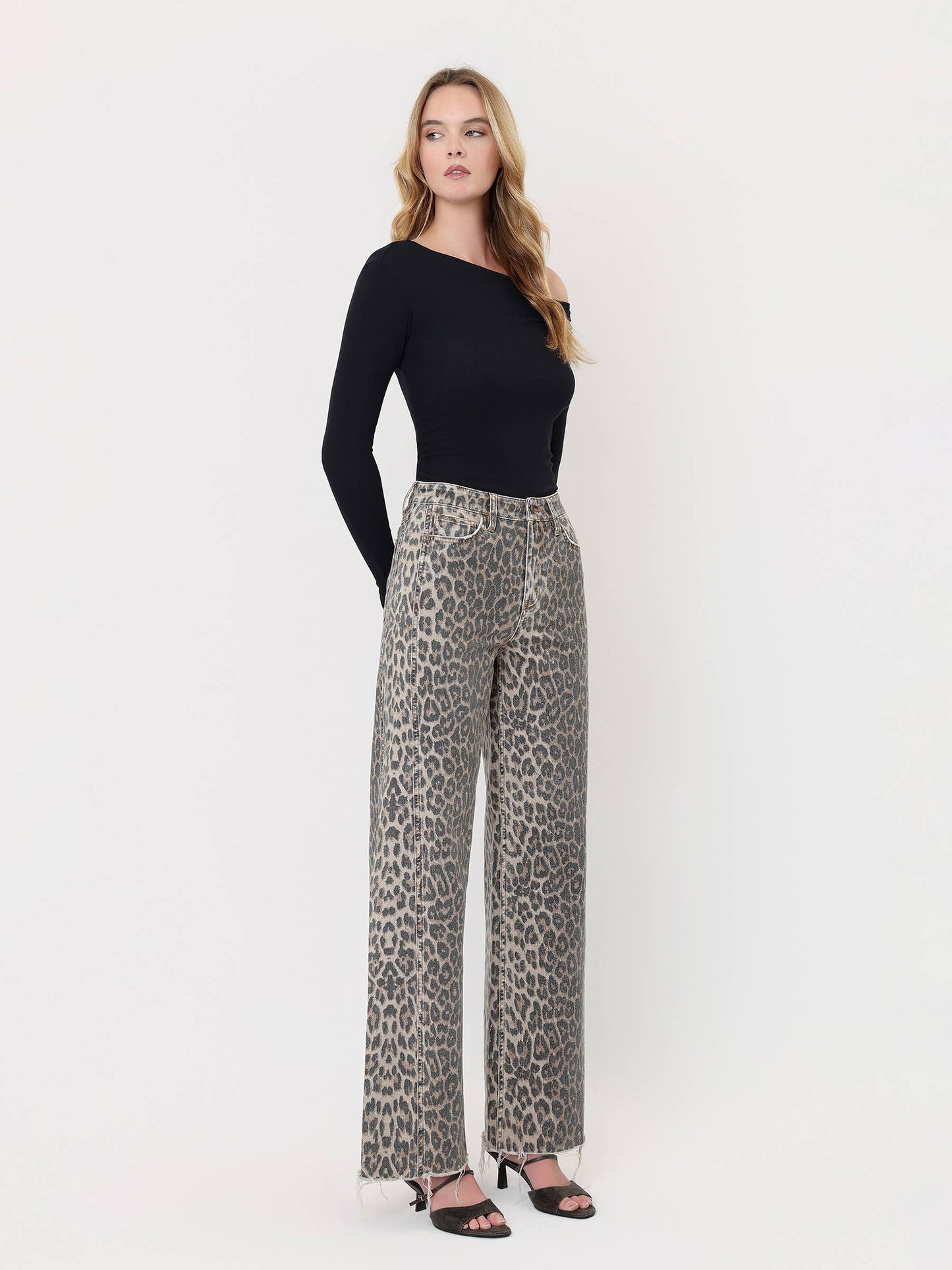 HIGH RISE SIDE SEAM DETAIL LEOPARD WIDE LEG JEANS F9190LPD: LEOPARD / 25